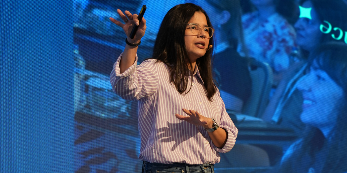 Aleyda Solis presenting “Winning Ecommerce Organic Search in an AI Era” on stage at Search ’n Stuff Antalya 2025 conference.