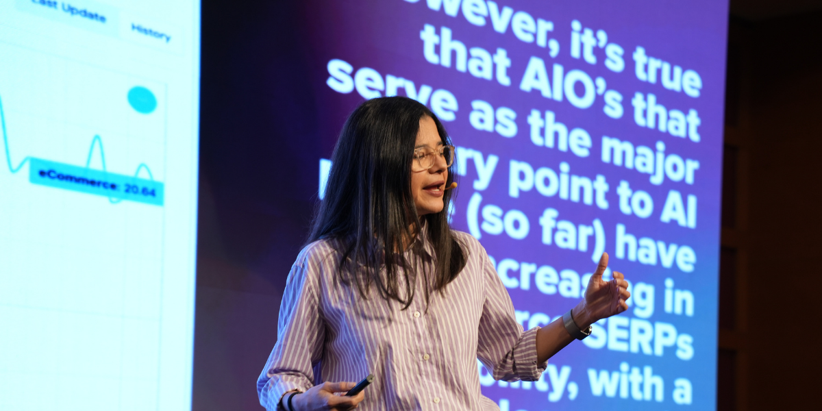 Aleyda Solis presenting “Winning Ecommerce Organic Search in an AI Era” on stage at Search ’n Stuff Antalya 2025 conference.