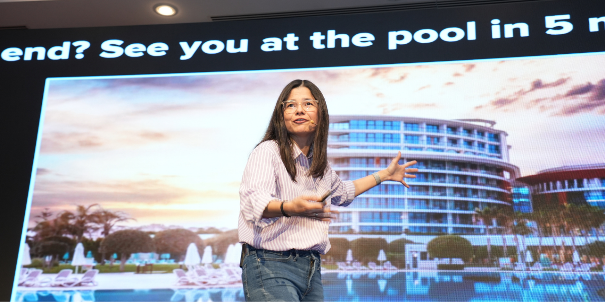 Aleyda Solis presenting “Winning Ecommerce Organic Search in an AI Era” on stage at Search ’n Stuff Antalya 2025 conference.