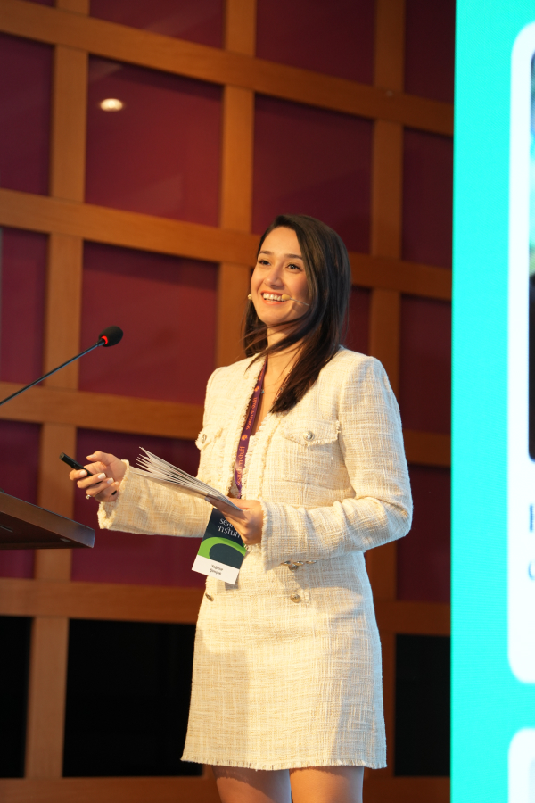 Yagmur Simsek delivering the opening keynote at Search ’n Stuff Antalya 2025 conference.